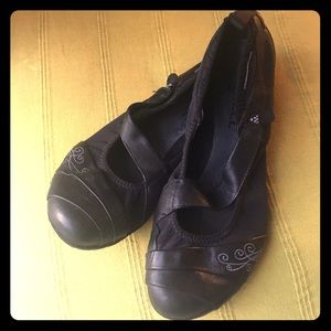 Merrill women’s barefoot slipper